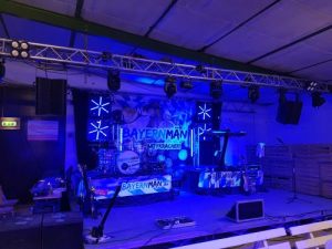 Bühne mit Beleuchtung und Tontechnik für eine Band in Heidelberg