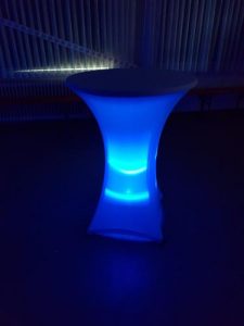 Beleuchteter Stehtisch in blau