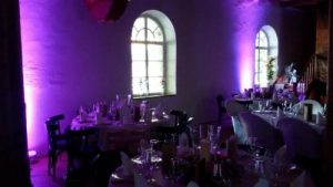 Hochzeitsdeko mit Bodenscheinwerfer zur Hintergrundbeleuchtung