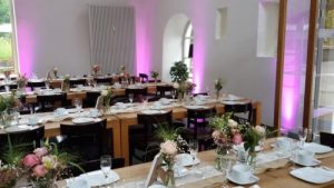 Hochzeit dekoriert mit Floorspots zur ambienten Beleuchtung