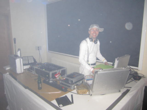 Faschings DJ mit Glitzermütze