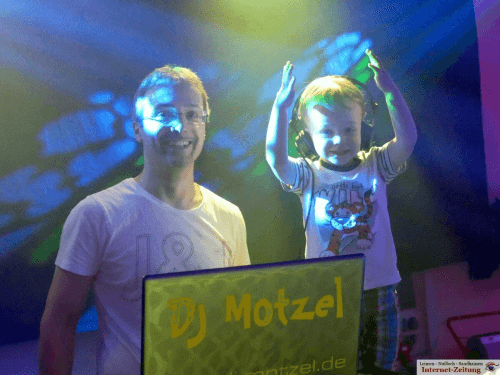 DJ Motzel mit Sohn beim Auflegen