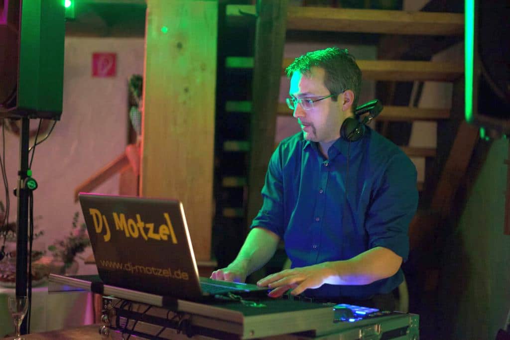 DJ Motzel beim Auflegen als Hochzeits DJ in Heidelberg Dossenheim