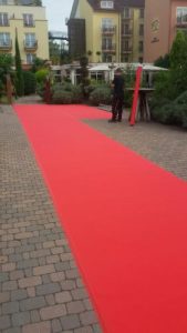 Roter Teppich im Eingangsbereich eines Hotels