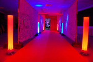 Roter Teppich im Eingangsbereich zur Party mit LEd Säulen