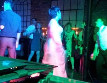 Tanzende Braut auf ihrer Hochzeit