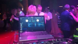 DJ Musik mit tanzenden Gästen