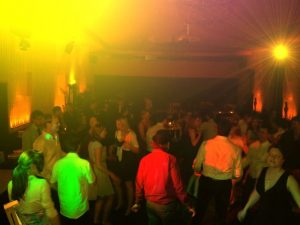Tanzende Gäste auf einer Feier in Mannheim