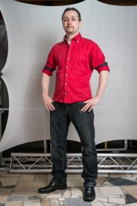DJ Motzel stehend in rotem Hemd