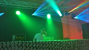 DJ Motzel als Event DJ beim Auflegen