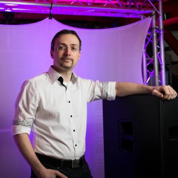 Dein Hochzeits DJ Motzel vor einem lila Traversentor