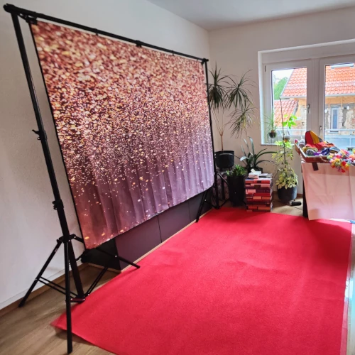 Ein Hintergrund mit Mauermotiv für eine Fotobox mit Stativ