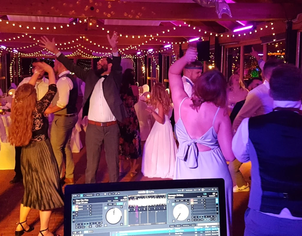 Hochzeits DJ Motzel macht Stimmung auf einer Hochzeitsfeier.