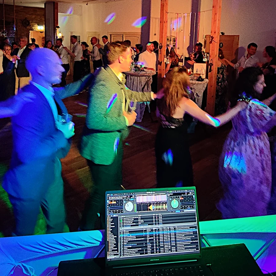 Polonäse mit perfekter Musikauswahl durch DJ Motzel.
