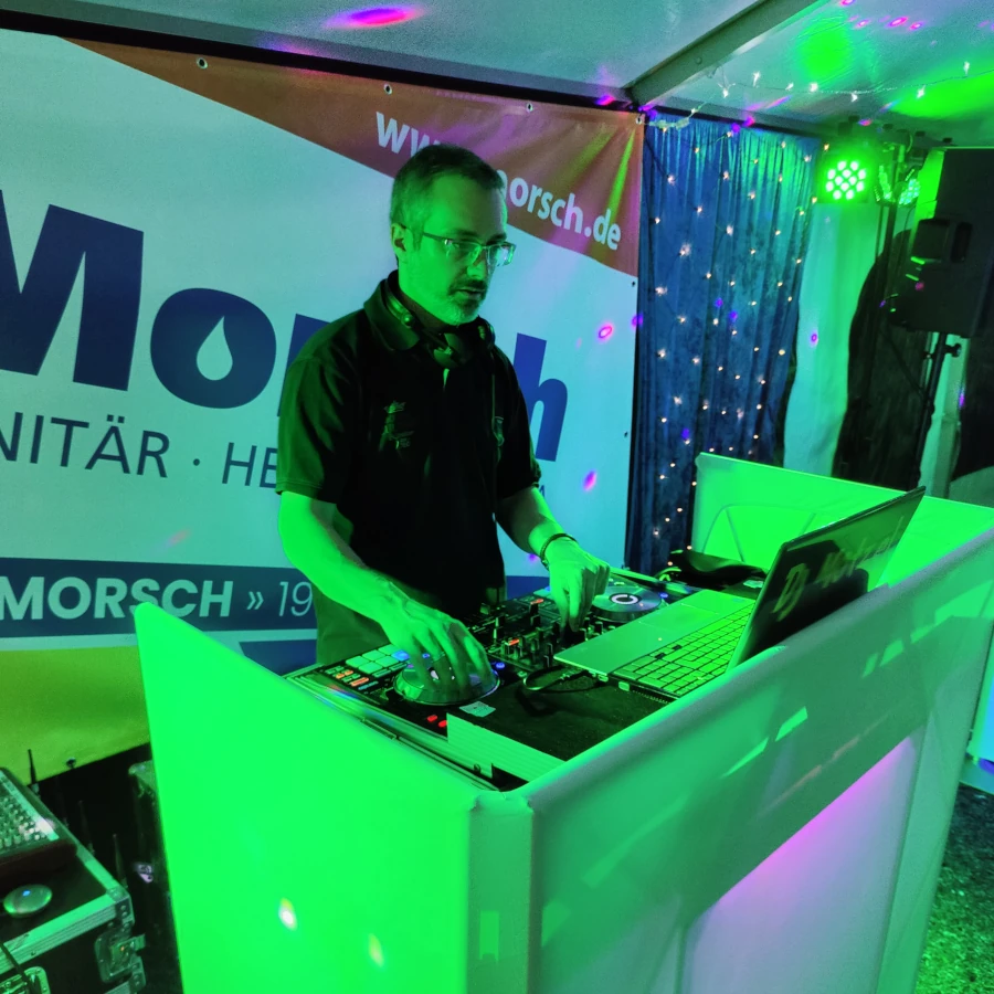 Professioneller DJ für Fimernfeiern, Weihnachtsfeiern oder Betriebsjubiläum in Stuttgart und Umgebung.