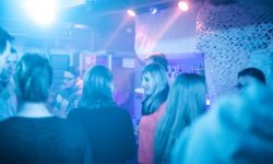 Geburtstagsfeier mit DJ Motzel und feiernden Gästen