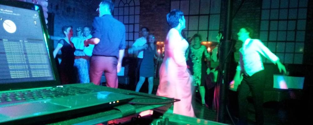 Tanzende Braut auf ihrer Hochzeit