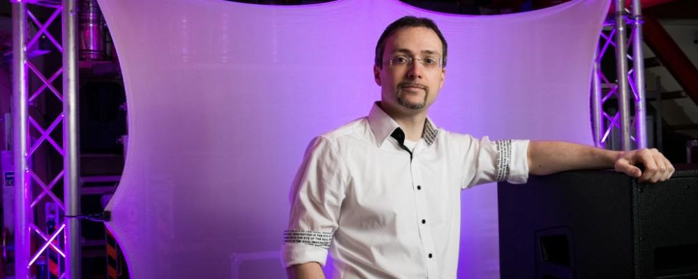 DJ Motzel dein Hochzeits DJ vor lila Traversentor