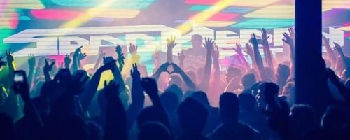 Feiernde Menschen im Club.