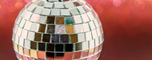 70er Disco Musik mit Spiegelkugel