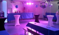 Mit Eventtechnik dekorierter Raum. Luftballons, Stehtische und Floorspots