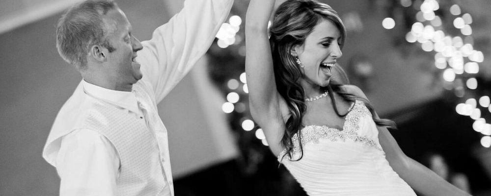 Brautpaar tanzt ausgelassen auf der Tanzfläche