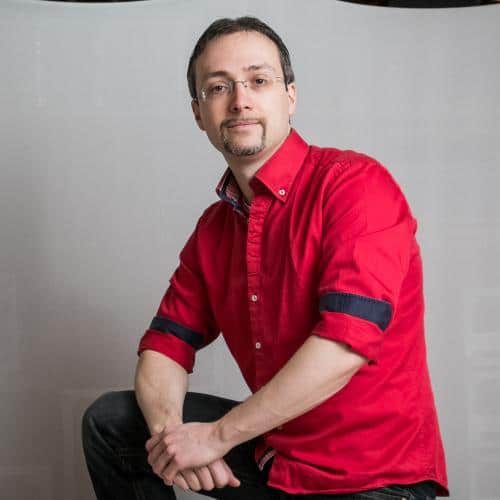 DJ Motzel steht mit Knie auf Case.