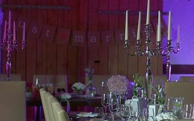 Entspannte Hintergrundmusik zum Abendessen auf der Hochzeit.