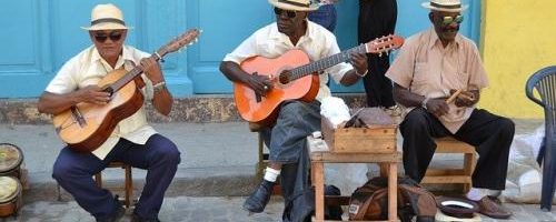 Straßenmusiker spielen Lationa Musik