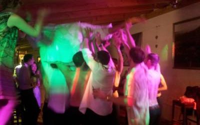 Ausgelassen Gäste auf der Hochzeitfeier mit DJ Motzel.