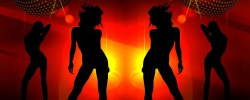 Tanzende Silhouetten mit Speigelkugeln im Hintergrund