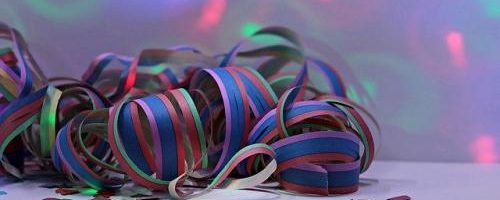 Luftschlangen liegen am Boden